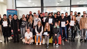 Die Teilnehmer halten ihre Zeugnisse in den Händen. Bild: VHS Oldenburg