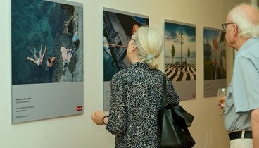 Zwei Gäste in der Ausstellung vor Bildern