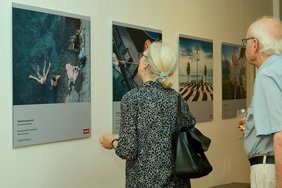 Bild: VHS Oldenburg Zwei Gäste in der Ausstellung vor Bildern