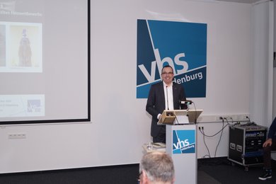 Thomas Mehls begrüßt die Gäste. Bild: VHS Oldenburg.