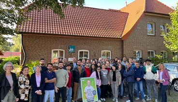 Eine Gruppe Teilnehmende der Integrationskurse vor dem VHS-Haus in Wardenburg