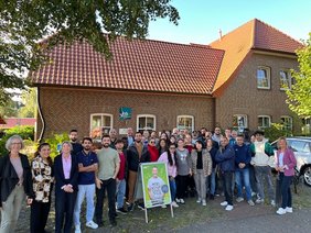 Eine Gruppe Teilnehmende der Integrationskurse vor dem VHS-Haus in Wardenburg