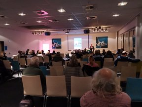 Bild: VHS Oldenburg Andreas Gögel begrüßt die Gäste. Bild: VHS Oldenburg