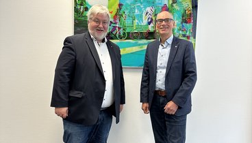 VHS-Geschäftsführer Andreas Gögel mit Stephan Albani