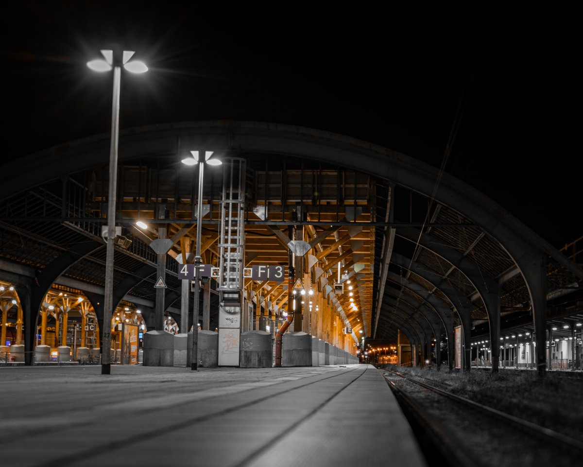 Bild: Annett Proske Ein Gleis am Oldenburger Bahnhof im dunkeln.