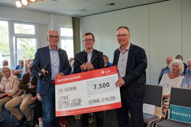 Christian Köhler von der Regionalen Stiftung der LzO Oldenburg überreicht Andreas Gögel ein Nspendenscheck