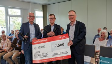 Christian Köhler von der Regionalen Stiftung der LzO Oldenburg überreicht Andreas Gögel ein Nspendenscheck