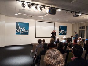 Slam Poet Jörg Schwedler mit einem Text zu Europa. Bild: VHS Oldenburg.
