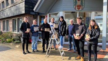 Bürgermeister Guido Heinisch und das Team von LUPO mit den gebauten Nistkästen. Bild: VHS Hatten + Wardenburg