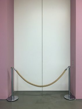 Fotografie Absperrung vor einem Fahrstuhl.