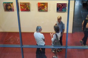 Bild: VHS Oldenburg Gäste in der Ausstellung. Bild: VHS Oldenburg