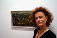 Petra Jaschinski vor ihrem Ölbild „Waldtraum“. Bild: VHS Oldenburg.