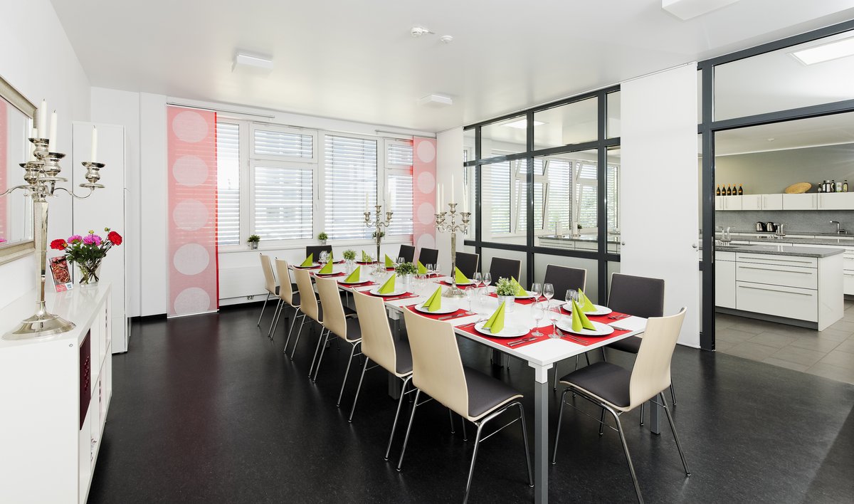 Ein gedeckter Tisch im Kulturraum Küche. 