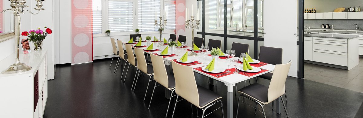 Ein gedeckter Tisch im Kulturraum Küche. Bild: Volker Kunkel Fotografie.