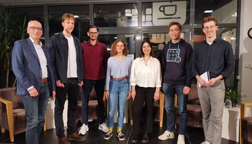 Die Talkgäste und Moderatoren mitdem VHS-Geschäftsführer auf der Bühne.