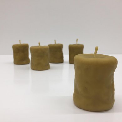 In der Jugendwerkstatt LUPO entstehen selbstgegossene Kerzen in freien Formen.