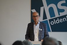 Andreas Gögel begrüßt die Gäste der Eröffnung