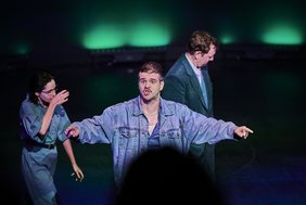 Bild: Eiko Braatz Die Darsteller spielen eine Szene aus „Ein Volksfeind“