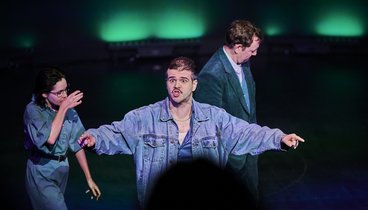 Die Darsteller spielen eine Szene aus „Ein Volksfeind“