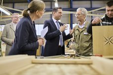 Ministerpräsident Olaf Lies im Gespräch mit dem Anleiter in der Tischlerei.