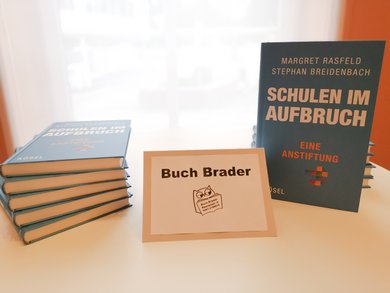 Büchertisch von Buch Brader. Bild: VHS Oldenburg