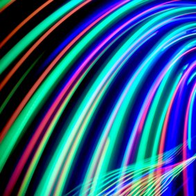 Neonlichtbögen auf schwarzem Hintergrund