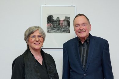 Christiane Maaß und Karl-Ernst Went in der Ausstellung. Bild: VHS Oldenburg