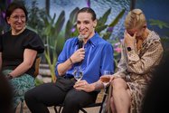 Bild: Eiko Braatz Bei der Fragerunde im Anschluss benatwortet der Tänzer eine Frage. Neben ihm lachen die Tänzerin und die Vortragsgästin.
