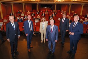 Andreas Gögel, Franz-Josef Sickelmann und die Ehrengäste vor dem Punlikum im Großen Haus. Bild: Markus Hibbeler.