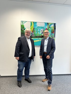 Bild:VHS Oldenburg VHS-Geschäftsführer Andreas Gögel mit Stephan Albani. Bild: VHS Oldenburg