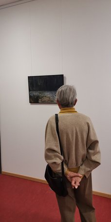 Gäste in der Ausstellung.