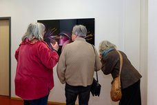 Gäste in der Ausstellung.