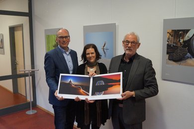 Jörg Uhlenbrock (CEWE) mit Geschäftsführer Andreas Gögel und Melanie Wichering (Bildungsmanagement Kunst & Kultur, VHS) bei der Ausstellungseröffnung. Bild: VHS Oldenburg