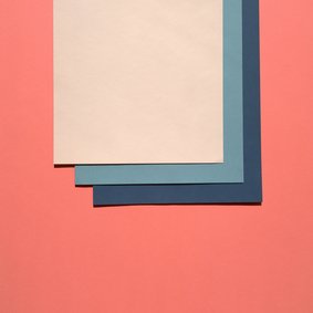 Ein Stapel aus verschiedenfarbigen Blättern Papier