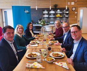 Dr. Frank Lammerding, Leiter des Amts für Jugend und Familie der Stadt Oldenburg, Sabine Höhne, Bereichsleiterin Markt und Integration des Jobcenters Oldenburg, Dagmar Sachse, Sozialdezernentin der Stadt Oldenburg, Anne Bohlen, Leitung des Projektbereichs der VHS Oldenburg, Andreas Gögel, Geschäftsführer der VHS Oldenburg und Michael Fuge, Geschäftsführer des Jobcenters Oldenburg, im neuen Übungsrestaurant EssCampo. Bild: VHS Oldenburg