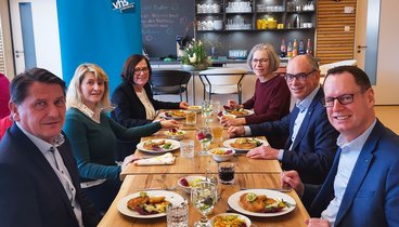 Dr. Frank Lammerding, Leiter des Amts für Jugend und Familie der Stadt Oldenburg, Sabine Höhne, Bereichsleiterin Markt und Integration des Jobcenters Oldenburg, Dagmar Sachse, Sozialdezernentin der Stadt Oldenburg, Anne Bohlen, Leitung des Projektbereichs der VHS Oldenburg, Andreas Gögel, Geschäftsführer der VHS Oldenburg und Michael Fuge, Geschäftsführer des Jobcenters Oldenburg, im neuen Übungsrestaurant EssCampo. Bild: VHS Oldenburg