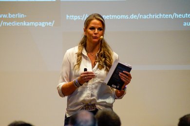 Silke Müller bei ihrem Vortrag. Bild: VHS Oldenburg