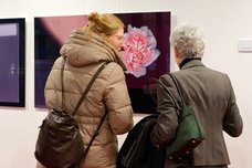 Gäste in der Ausstellung.