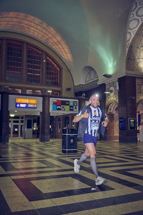 Ein Läufer durchquert die Bahnhofshalle.