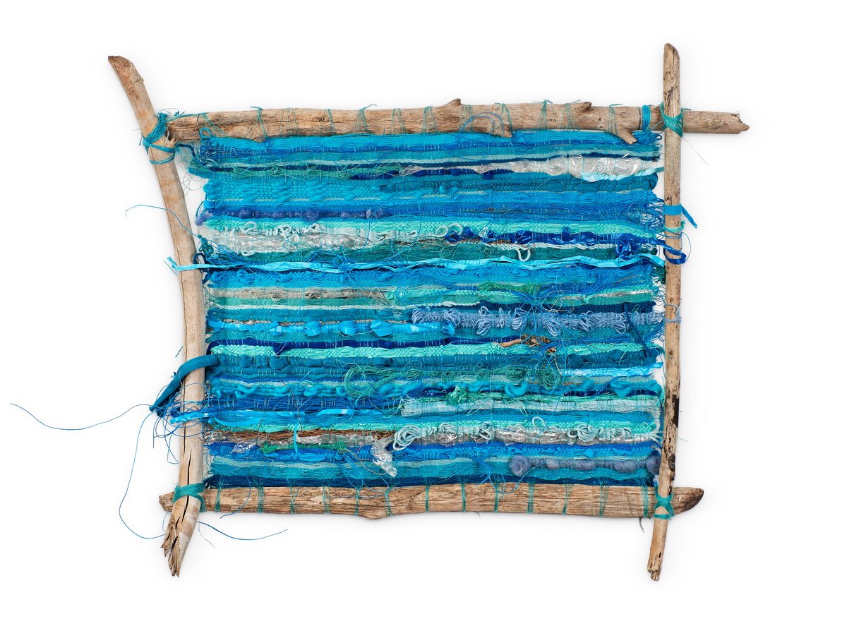 „Traumheimat INSEL – umgeben vom MEER“ von Petra Heidrich aus verschiedenen blauen Materialien. Bild: Volker Kunkel Fotografie.
