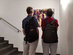 Gäste in der Ausstellung. Bild: VHS Oldenburg.