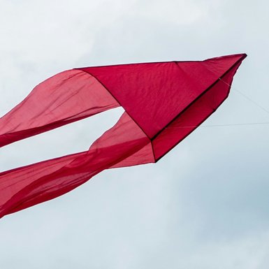 Ein roter Drachen am Himmel.