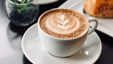 Eine Tasse Kaffee mit Milchschaum.