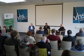 Blick vom Publikum auf das Podium. Bild: VHS Oldenburg