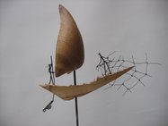„Die Fischer“ ist eine Skulptur aus Robinie, Eiche und Eisen. Sie stellt ein Segelschiff dar, auf dem zwei Fischen. Im vorderen Teil des Bootes wirft eine Figur ein Netz aus. Im hinteren Teil steht die andere Person am Ruder.