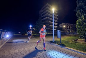 Bild: Eiko Braatz Zwei Personen laufen im Dunkeln durch das Quartier an der Doktorsklappe.
