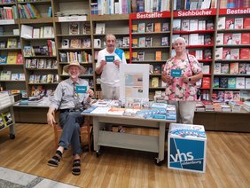 Team der ABC-Selbsthilfegruppe an ihrem Infostand in der Buchhandlung Bültmann und Gerriets. Foto: VHS Oldenburg