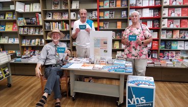 Team der ABC-Selbsthilfegruppe an ihrem Infostand in der Buchhandlung Bültmann und Gerriets. Foto: VHS Oldenburg