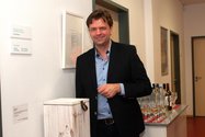 Michael Wichering vor seiner Installation  „Heimatduft“. Bild: VHS Oldenburg.