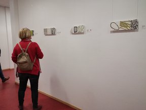 Gäste in der Ausstellung. Bild: VHS Oldenburg